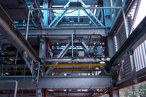 Trường hợp mất điện đột ngột, trước khi phát cảnh báo, hệ thống có nguồn điện dự phòng đủ để vận hành cho lượt xe đang nâng, hạ diễn ra an toàn