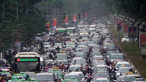 Các phương tiện chôn chân trên phố Giảng Võ từ ngã tư Cát Linh đến tận Đê La Thành. (Ảnh: Mỹ Hà).