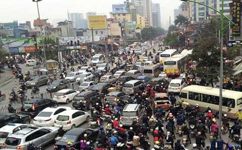 Hành khách đi xe buýt chờ xe mà không biết bao giờ <a href='https://vtcnews.vn/oto-xe-may.31.0.html' >xe mới</a> tới