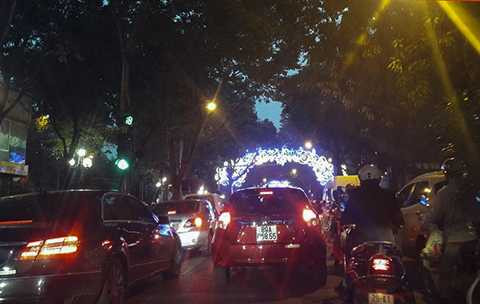 Gần 7h tối, các phương tiện vẫn gần như không thể nhúc nhích trên đường Phan Đình Phùng. (Ảnh: Thế Nam).