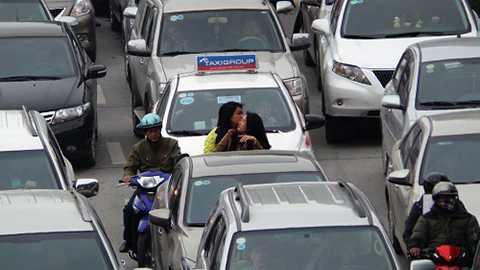 Xe máy mặc kẹt giữa các hàng ô tô dàn ngang và kéo dài