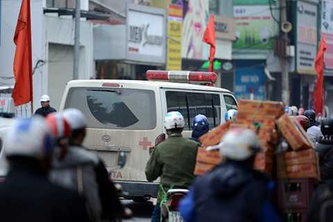 Là phương tiện được ưu tiên nhưng xe cứu thương cũng đành chung số phận mắc kẹt giữa rừng phương tiện