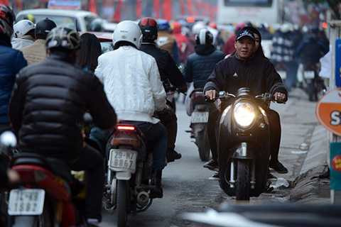 Nguyên nhân ùn tắc có phần nguyên nhân từ ý thức kém của những người tham gia giao thông bất chấp quy định, đi ngược chiều như thế này