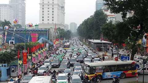 Và những nút trọng điểm không có cảnh sát giao thông phân luồng thì tình hình càng trở nên tồi tệ. Trong ảnh là dòng xe xếp hàng dài suốt phố Giảng Võ trong nhiều giờ.