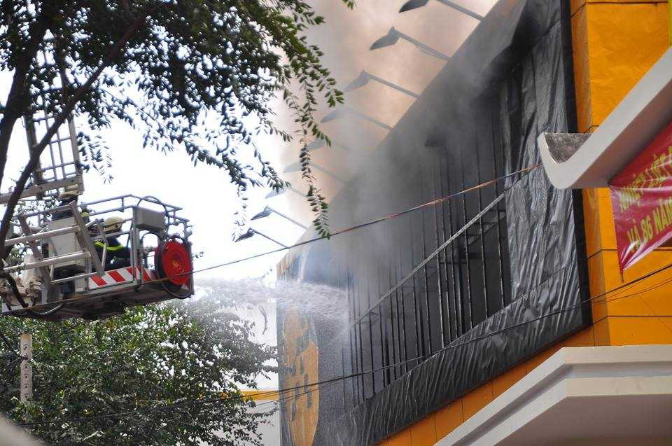 Lực lượng cứu hỏa tiếp cận đám cháy