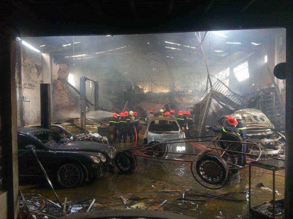 Đến 13h ngày 30/1, đám cháy cơ bản được khống chế nhưng nhiều <a href='https://vtcnews.vn/oto-xe-may.31.0.html' >xe ô tô</a> hạng sang trong gara đã bị thiêu rụi