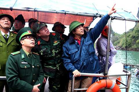 Phó Chủ tịch Thường trực UBND tỉnh Đặng Huy Hậu chỉ đạo công tác cứu hộ các nạn nhân vụ sạt lở núi đá Phó Chủ tịch Thường trực UBND tỉnh Đặng Huy Hậu chỉ đạo công tác cứu hộ các nạn nhân vụ sạt lở núi đá