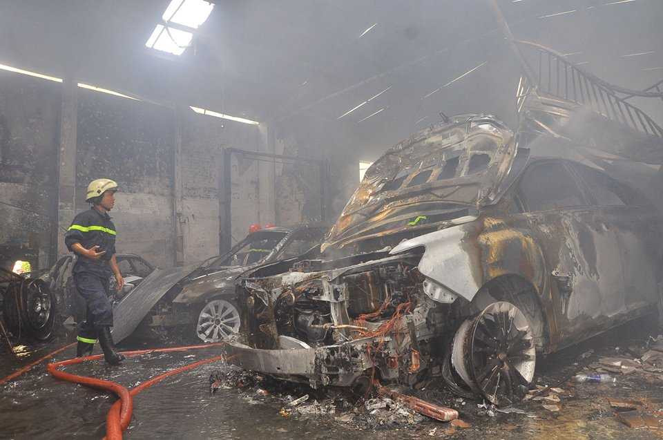 Siêu xe đắt tiền chỉ còn trơ khung