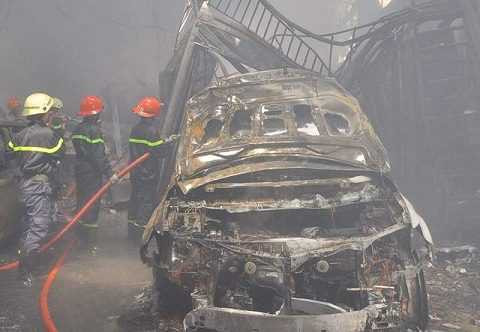 Gần 500 người chữa cháy, hàng chục siêu xe vẫn bị thiêu rụi giữa trung tâm Sài Gòn