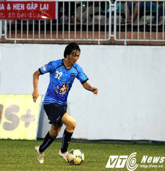 Tuấn Anh có trận ra mắt trong màu áo Yokohama khá thành công (ảnh: Hoàng Tùng)