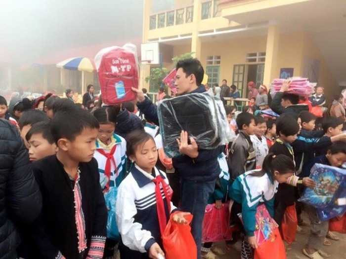 Mang Tết ấm tình thương đến với người nghèo H'Mông