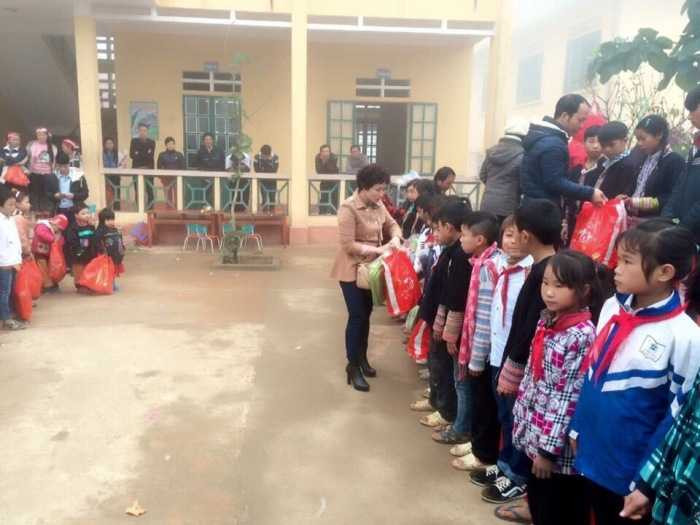 Mang Tết ấm tình thương đến với người nghèo H'Mông