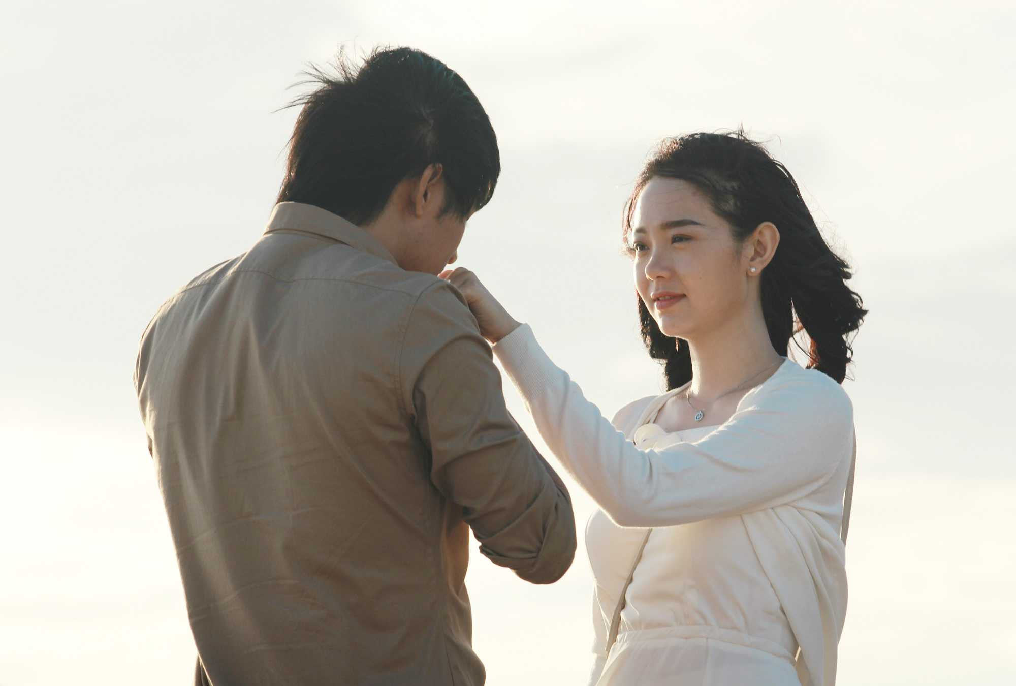 Minh Hằng hôn Quý Bình đắm đuối