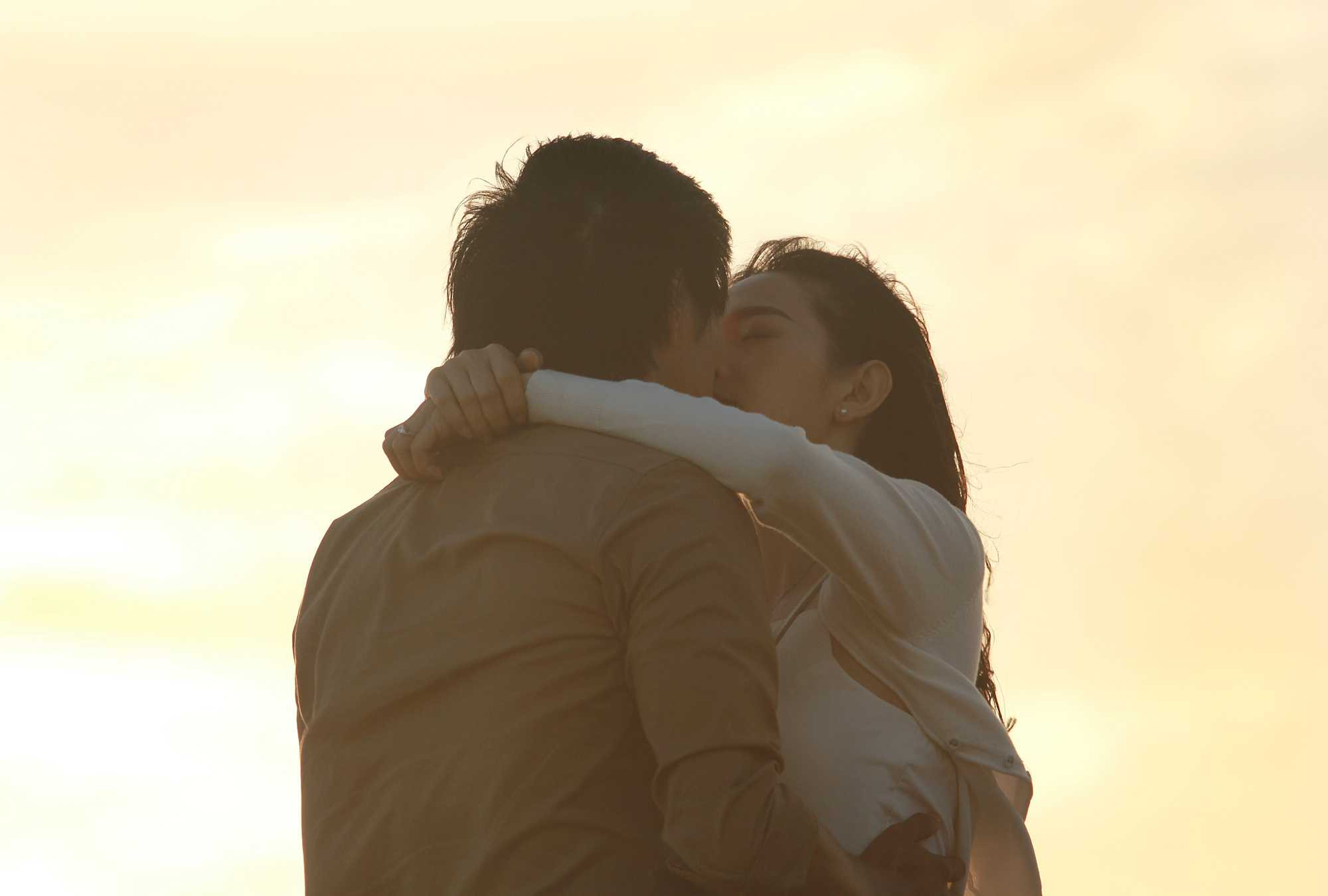 Minh Hằng hôn Quý Bình đắm đuối