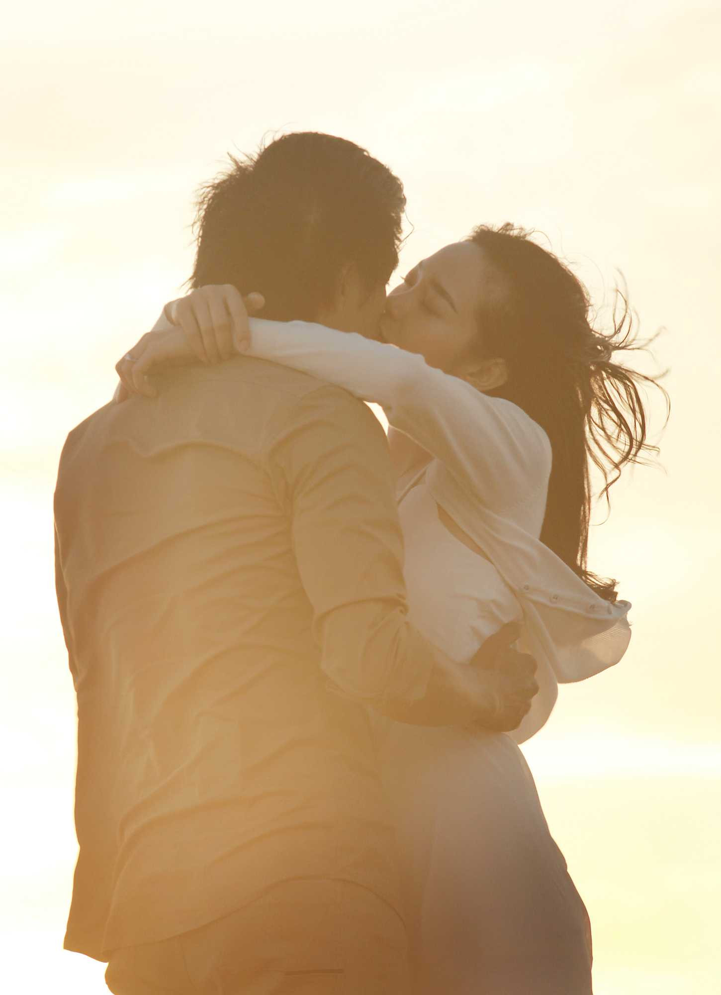 Minh Hằng hôn Quý Bình đắm đuối