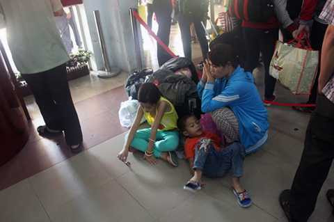 Hành khách ngồi ở sân ga do vé tàu không đúng qui định - Ảnh Đức Phú Hành khách ngồi ở sân ga do vé tàu không đúng qui định - Ảnh Đức Phú