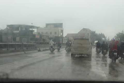 Nhóm thanh niên đầu trần dàn hàng trên QL1A