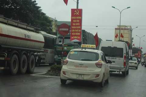 Xe ô tô không thể vượt qua đoàn rước dâu