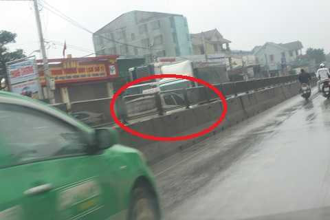 Một số xe đã bất chấp nguy hiểm, chạy sang đường 1 chiều để vượt qua