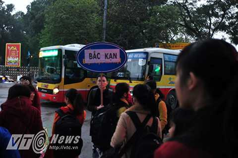 Sáng ngày 30/1, 32 chuyến xe đưa gần 1.500 các bạn sinh viên có hoàn cảnh khó khăn đang theo học tại các trường đại học, cao đẳng, học viên trên địa bàn thành phố Hà Nội đã chính thức được khởi hành.