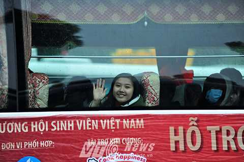 “Không phải chịu cảnh chen chúc trên những chuyến xe cận tết trong dịp này, lại sớm được sum vầy với gia đình, em cảm thấy rất vui và háo hức. Em đến đây từ rất sớm để kịp về quê trong hôm nay.” Bạn Khánh Hoài, sinh viên Đại Học Thương Mại chia sẻ.