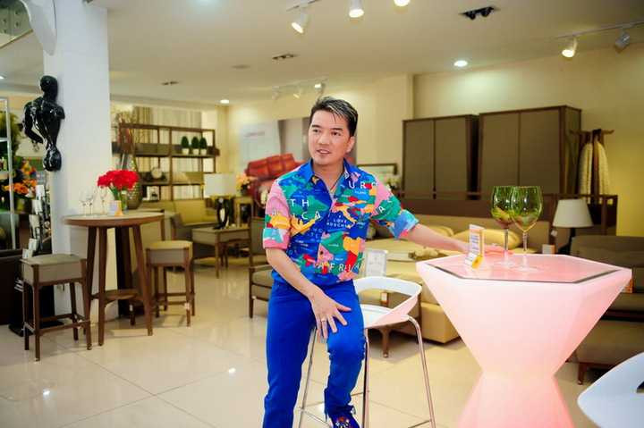 Những ai gần gũi với Mr Đàm đều biết rằng anh là một trong những nghệ sỹ có sức làm việc kinh khủng nhất nhì showbiz. Người ngoài có thể cho rằng Mr Đàm tham lam nhưng hơn ai hết, bản thân anh hiểu rằng anh không cho phép mình dừng lại, tự tạo áp lực cho bản thân phải luôn luôn phủ sóng, luôn tìm tòi những sự mới mẻ trong âm nhạc và phải nỗ lực trong những năm tháng mà tên tuổi của mình còn sức nóng.