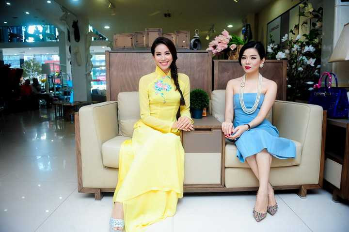 Trong khi đó, Lệ Quyên diện hai chiếc váy cúp ngực khoe vẻ gợi cảm, sang trọng. Hoa hậu Phạm Hương chọn phong cách truyền thống với chiếc áo dài màu vàng để xuất hiện trong chương trình.