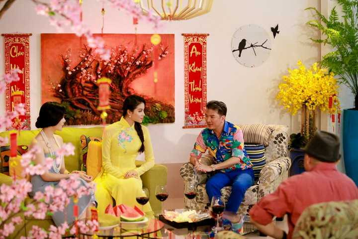 Lệ Quyên và Mr Đàm vốn đã là những đồng nghiệp thân thiết, nhưng vì công việc bận rộn nên thỉnh thoảng họ mới có dịp gặp nhau. Hai ca sỹ rất vui vẻ khi hội ngộ. Ông hoàng nhạc Việt đã dành thời gian “tám”, thăm hỏi giọng ca Giấc mơ có thật.