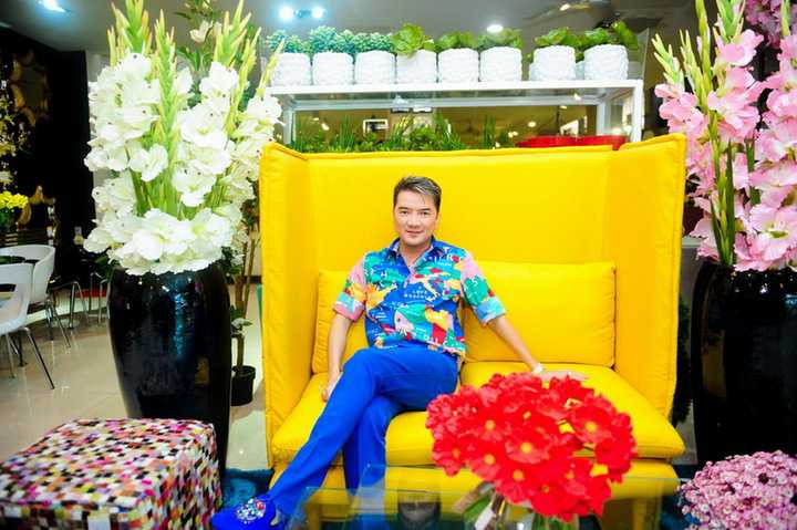 Ngoài việc ghi hình, nhân dịp này, Mr Đàm cũng tranh thủ mua sắm rất nhiều đồ nội thất để chuẩn bị cho việc làm mới quán bar – phòng trà ca nhạc MTV nổi tiếng mà anh mới mua lại. Nam ca sỹ chia sẻ, hiện tại, anh và ekip đang sửa chữa lại phần décor của phòng trà để phục vụ khán giả vào dịp Tết và để kịp làm khai trương mới ngay sau Tết.