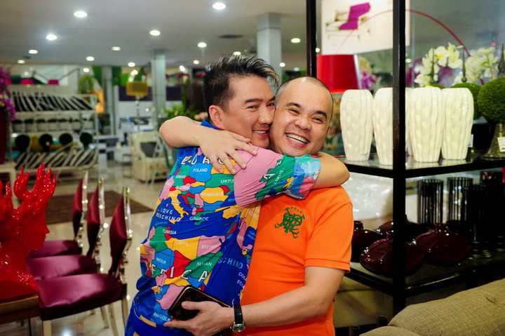 Đích thân doanh nhân Dương Quốc Nam đã tư vấn trực tiếp cho Mr Đàm. Vốn là những người anh em thân thiết lâu năm, Mr Đàm và vị doanh nhân đã có một buổi chiều thú vị khi cùng lựa chọn hàng hóa, trò chuyện & tán gẫu cùng nhau.