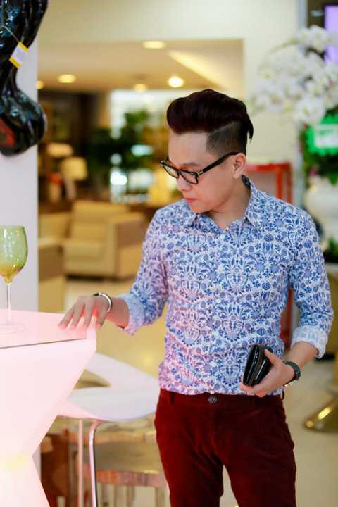 Trong buổi quay hình talkshow này, NTK Công Trí bất ngờ xuất hiện tại showroom. Anh tranh thủ những ngày cuối năm chọn lựa một số đồ nội thất để qua Tết khai trương showroom thời trang tọa lạc tại đường Nguyễn Đình Chiểu theo tiêu chuẩn 5 sao cao cấp. Trong buổi quay hình talkshow này, NTK Công Trí bất ngờ xuất hiện tại showroom. Anh tranh thủ những ngày cuối năm chọn lựa một số đồ nội thất để qua Tết khai trương showroom thời trang tọa lạc tại đường Nguyễn Đình Chiểu theo tiêu chuẩn 5 sao cao cấp.