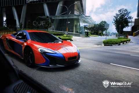 Đầu tiên là siêu xe McLaren 650S với bộ cánh của người nhện. Toàn bộ thân xe được phủ kín bởi hai màu đỏ, xanh lam chủ đạo. Đây cũng là hai màu sắc rất đặc trưng của người nhện trong bộ phim cùng tên. Bên cạnh đó còn là các chi tiết nhện và mạng nhện màu đen đối lập.