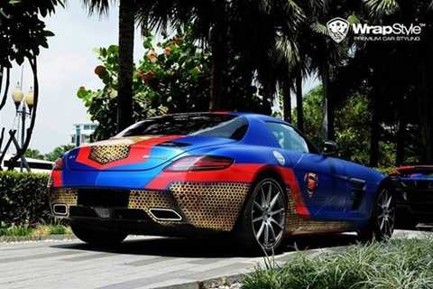 Giống như chiếc McLaren 650S ở trên, Mercedes SLS AMG cũng được phủ một lớp sơn hoàn toàn mới để ai cũng có thể nhận ra hình bóng của superman trên chiếc xe Đức.