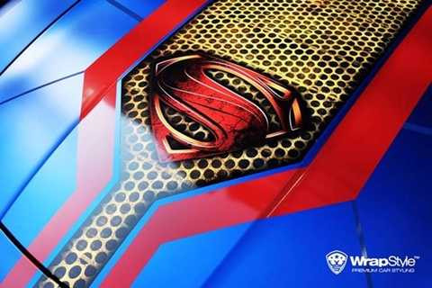 Trên nắp capo tiếp tục được chọn là nơi thể hiện hình ảnh trên phần ngực áo của nhân vật. 