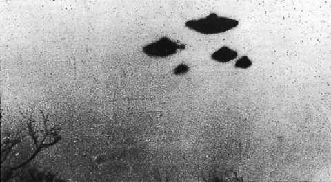 Bức ảnh của 1 sinh viên Anh được cho là chụp một nhóm UFO năm 1962