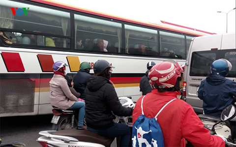 Được biết, nguyên nhân của vụ tai nạn bắt nguồn từ pha va chạm giữa một xe con với xe Công ten nơ ở đoạn đường Nguyễn Văn Linh (Long Biên, Hà Nội). Được biết, nguyên nhân của vụ tai nạn bắt nguồn từ pha va chạm giữa một <a href='https://vtcnews.vn/oto-xe-may.31.0.html' >xe co</a>n với xe Công ten nơ ở đoạn đường Nguyễn Văn Linh (Long Biên, Hà Nội).