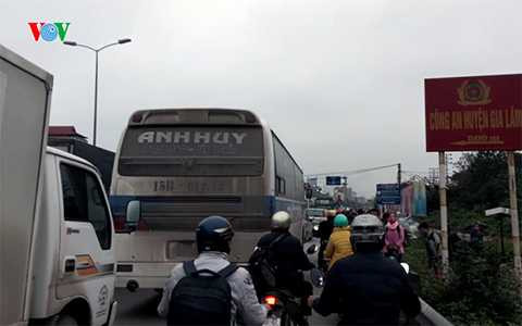 Ngay sau khi ùn tắc lượng lượng công an đã có mặt để phân luồng giao thông, nhưng đến 17h chiều tình trạng tắc nghẽn vẫn chưa kết thúc. Ngay sau khi ùn tắc lượng lượng công an đã có mặt để phân luồng giao thông, nhưng đến 17h chiều tình trạng tắc nghẽn vẫn chưa kết thúc.