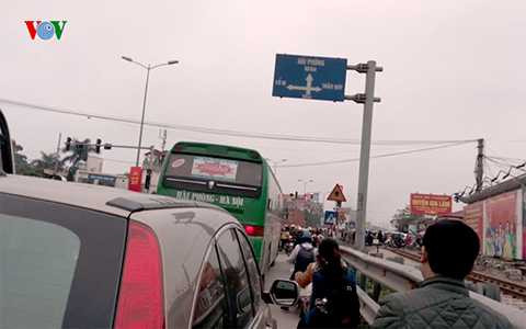 Đoạn ùn tắc kéo dài đến ngã tư Cổ Bi - Hải Phòng - Trâu Quỳ. Đoạn ùn tắc kéo dài đến ngã tư Cổ Bi - Hải Phòng - Trâu Quỳ.