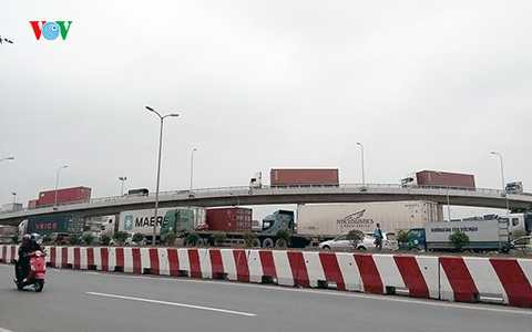 Ở chiều ngược lại, các phương tiện vẫn di chuyển bình thường. Ở chiều ngược lại, các phương tiện vẫn di chuyển bình thường.