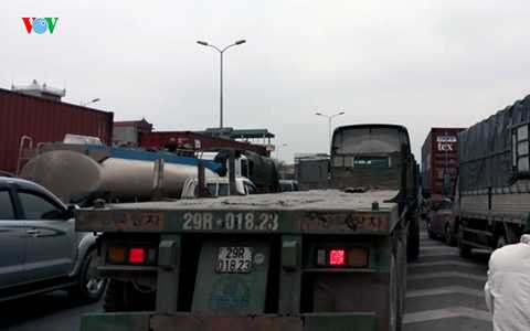 Sau đó các phương tiện ùn tắc kéo dài, ô tô hầu như không di chuyển được, trong khi các phương tiện xe máy phải nhích từng mét. Sau đó các phương tiện ùn tắc kéo dài, <a href='https://vtcnews.vn/oto-xe-may.31.0.html' >ô tô</a> hầu như không di chuyển được, trong khi các phương tiện xe máy phải nhích từng mét.