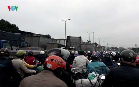 Do các phương tiện đổ về rất đông nên tình trạng ùn tắc ngày một kéo dài. Do các phương tiện đổ về rất đông nên tình trạng ùn tắc ngày một kéo dài.