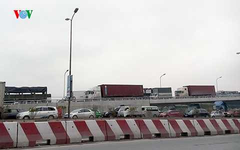 Các phương tiện từ cầu Thanh Trì xuống cũng bị ùn tắc. Các phương tiện từ cầu Thanh Trì xuống cũng bị ùn tắc.