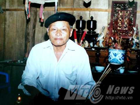 Thầy mo Hoàng Văn Thục đã làm bùa để chàng giáo viên tên Sơn mê mệt cô gái Mường Thầy mo Hoàng Văn Thục đã làm bùa để chàng giáo viên tên Sơn mê mệt cô gái Mường