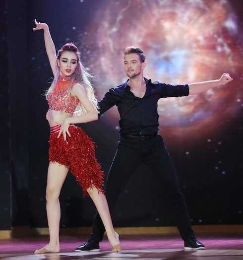 Mlee khoe eo thon quyến rũ.