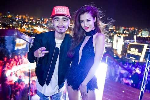 Đông Nhi và một DJ tại sự kiện Gold Celebration.