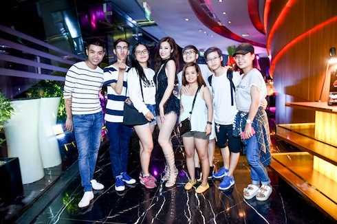 Cô nàng nhiệt tình chụp ảnh cùng fan.