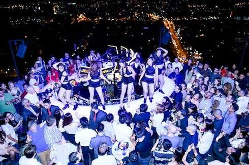 Đông Nhi 'hâm nóng' bầu không khí bằng vũ điệu sexy.