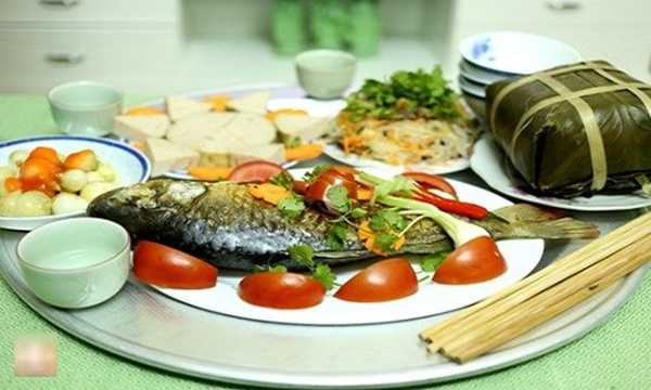 Với mức chi phí khoảng 500.000 đồng, mâm cỗ mặn sẽ có khá nhiều món mà vẫn đảm bảo đủ đầy như gà luộc (tiêu tốn khoảng 120.000 - 150.000 đồng), nem rán (nguyên liệu tiêu tốn khoảng 50.000 - 70.000 đồng), nộm rau (khoảng 15.000 -20.000 đồng), giò chả/giò lụa (30.000 đồng), bát canh xương hầm rau củ quả (70.000 đồng), cá chép rán hoặc chiên. Ngoài ra, bạn có thể chọn thêm xôi hoặc bánh chưng cho mâm cỗ. Tuy nhiên, bạn cần cân đối số lượng người trong gia đình để mua tăng hoặc giảm thực phẩm. Với mức chi phí khoảng 500.000 đồng, mâm cỗ mặn sẽ có khá nhiều món mà vẫn đảm bảo đủ đầy như gà luộc (tiêu tốn khoảng 120.000 - 150.000 đồng), nem rán (nguyên liệu tiêu tốn khoảng 50.000 - 70.000 đồng), nộm rau (khoảng 15.000 -20.000 đồng), giò chả/giò lụa (30.000 đồng), bát canh xương hầm rau củ quả (70.000 đồng), cá chép rán hoặc chiên. Ngoài ra, bạn có thể chọn thêm xôi hoặc bánh chưng cho mâm cỗ. Tuy nhiên, bạn cần cân đối số lượng người trong gia đình để mua tăng hoặc giảm thực phẩm.