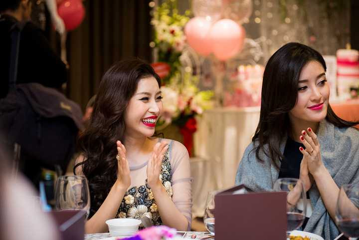 Hai người đẹp đều khoe vẻ đẹp hoàn hảo không tì vết