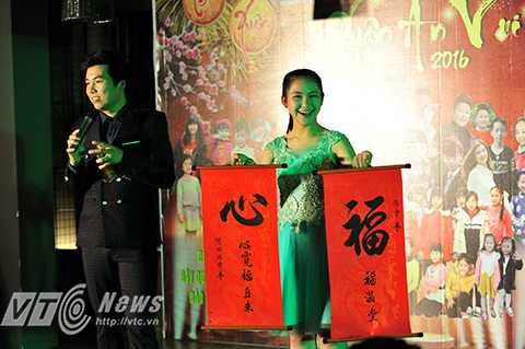 Một đôi câu đố được bán đấu giá gây quỹ từ thiện trong chương trình.